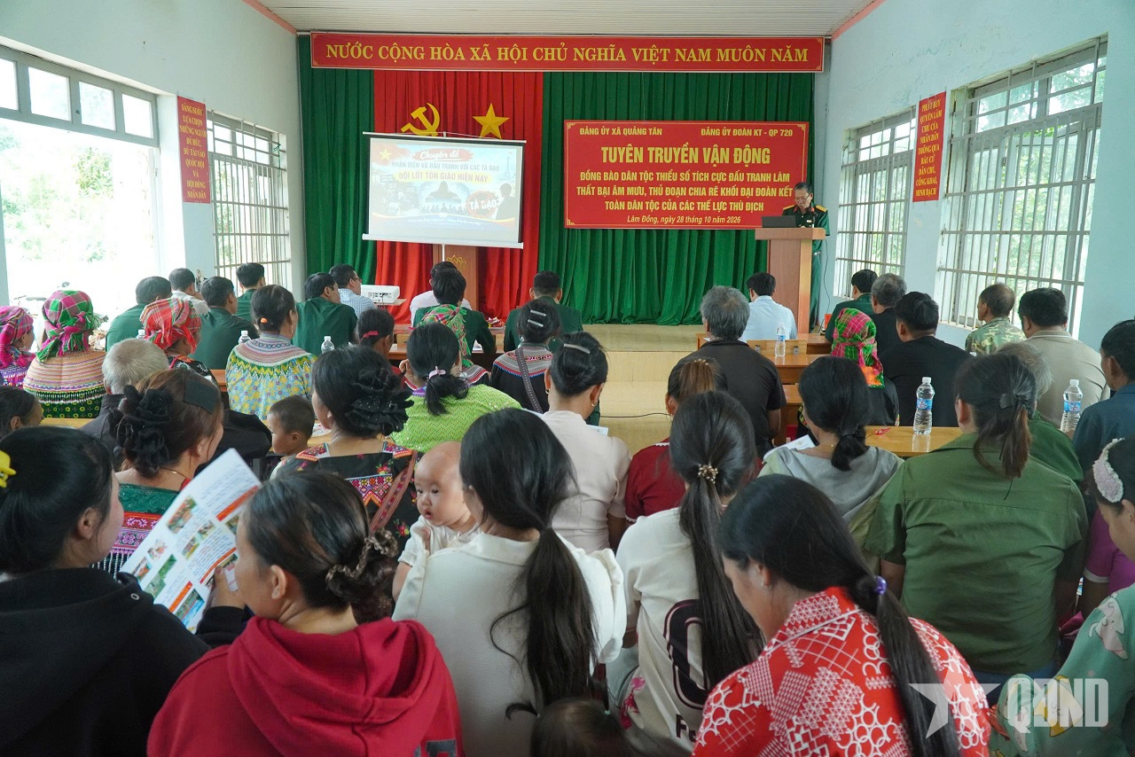 Đoàn Kinh tế - Quốc phòng 720 tuyên truyền Đề án 57 cho nhân dân vùng dự án